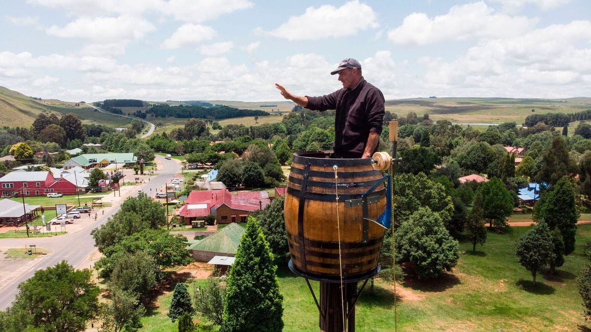 Житель ЮАР 2 месяца живёт в бочке на столбе и не собирается спускаться. У него есть интернет и свой тренер! 13