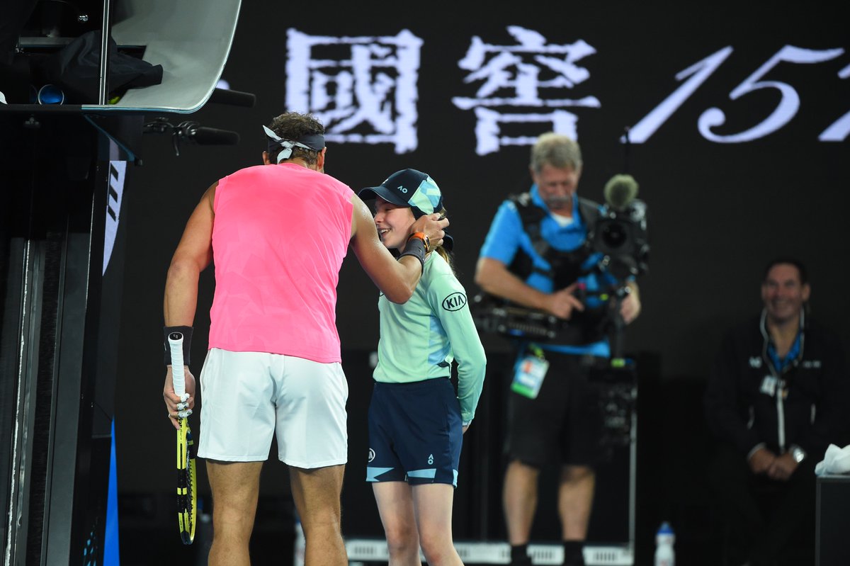 Теннисист Рафаэль Надаль случайно попал мячом по девочке и тут же извинился — так, что теперь люди ей завидуют 30