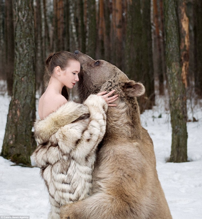 Снежная фотосессия двух российских моделей с медведем 28