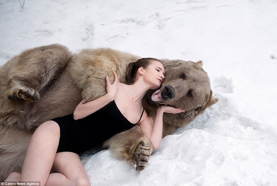 Снежная фотосессия двух российских моделей с медведем 29