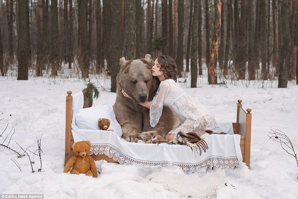 Снежная фотосессия двух российских моделей с медведем 30