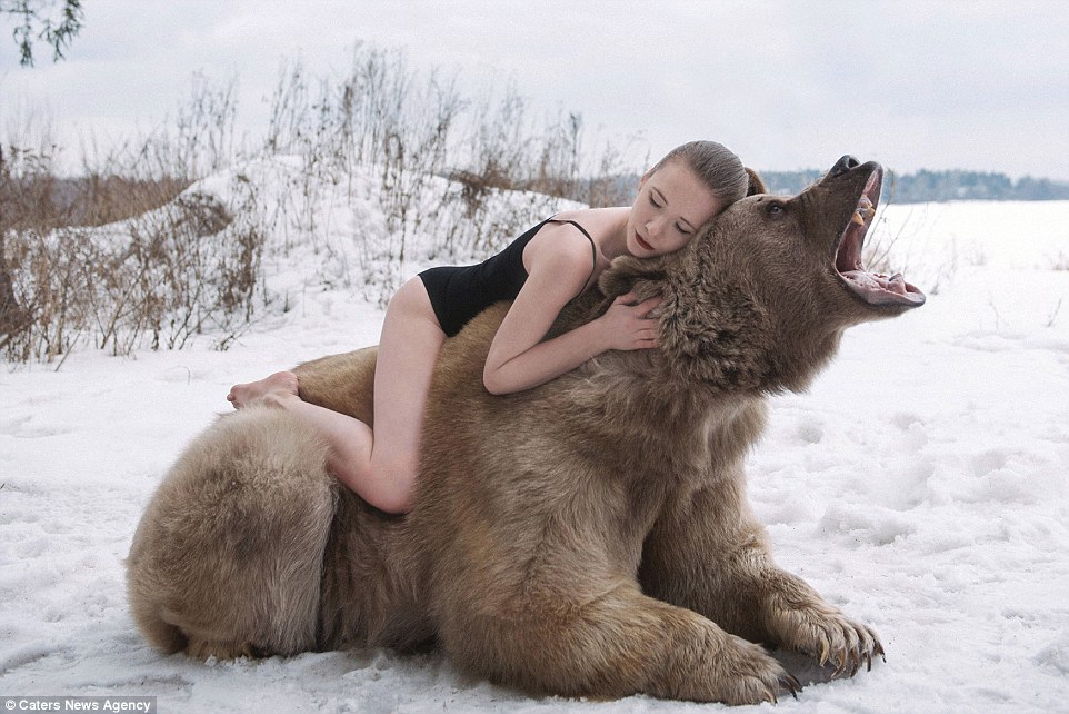 Снежная фотосессия двух российских моделей с медведем 31