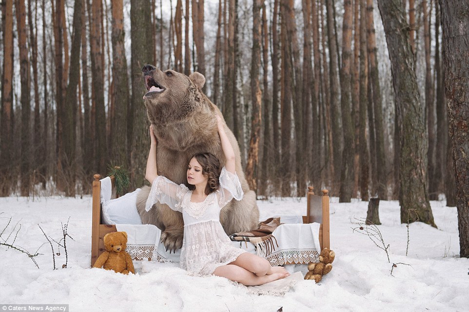Снежная фотосессия двух российских моделей с медведем 32