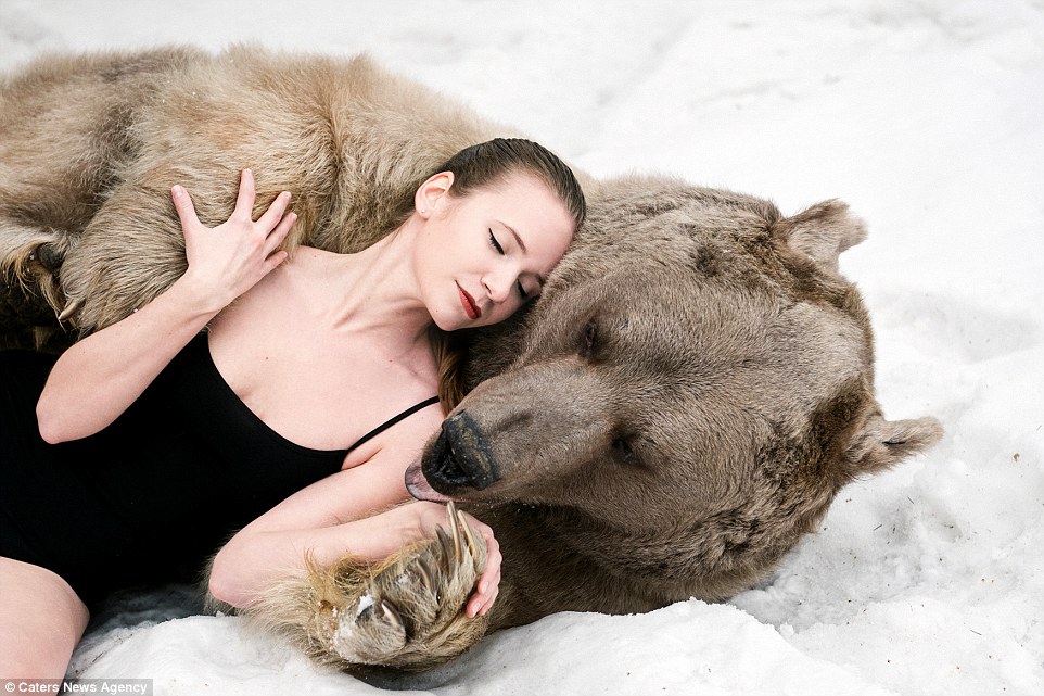Снежная фотосессия двух российских моделей с медведем 33
