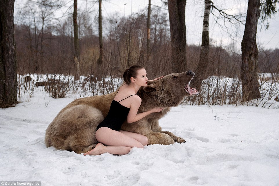 Снежная фотосессия двух российских моделей с медведем 34