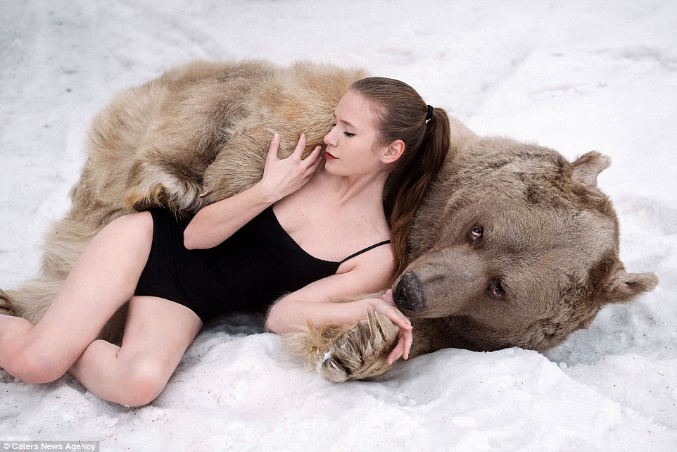 Снежная фотосессия двух российских моделей с медведем 35
