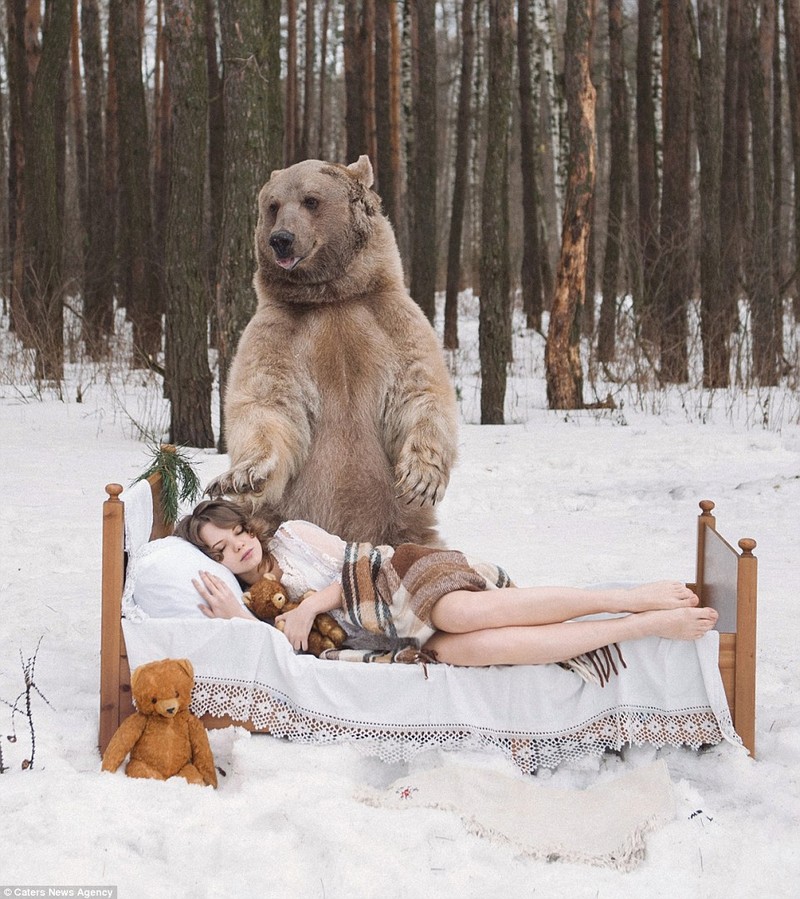 Снежная фотосессия двух российских моделей с медведем 36