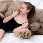 Снежная фотосессия двух российских моделей с медведем