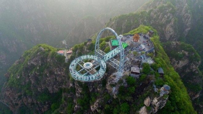 Стеклянная смотровая площадка на высоте 400 метров в Китае 28