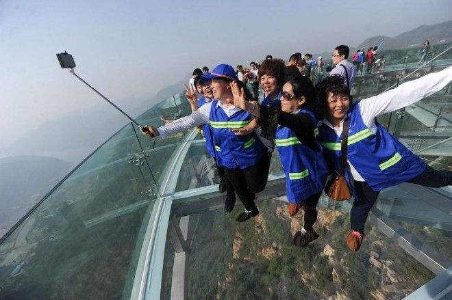 Стеклянная смотровая площадка на высоте 400 метров в Китае 29