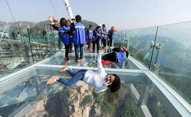 Стеклянная смотровая площадка на высоте 400 метров в Китае 30