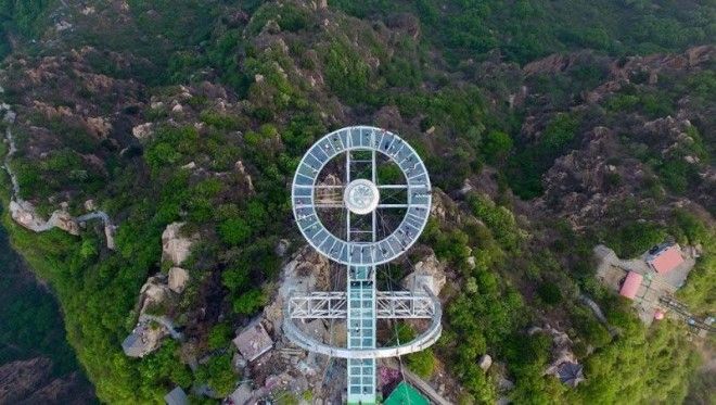 Стеклянная смотровая площадка на высоте 400 метров в Китае 31