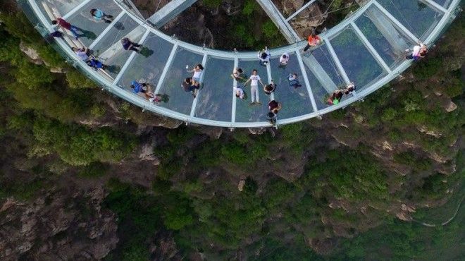 Стеклянная смотровая площадка на высоте 400 метров в Китае 32