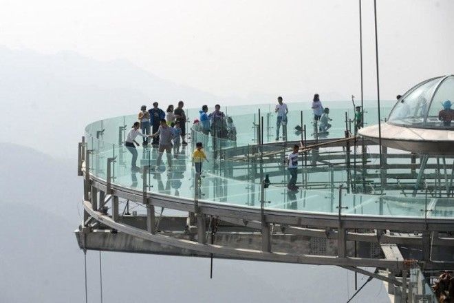Стеклянная смотровая площадка на высоте 400 метров в Китае 33