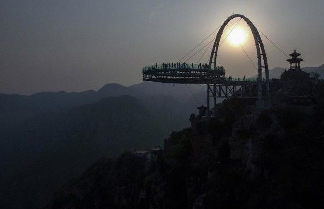 Стеклянная смотровая площадка на высоте 400 метров в Китае 34