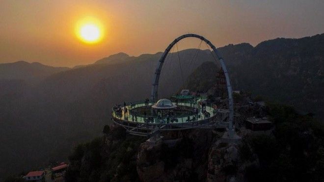 Стеклянная смотровая площадка на высоте 400 метров в Китае 35