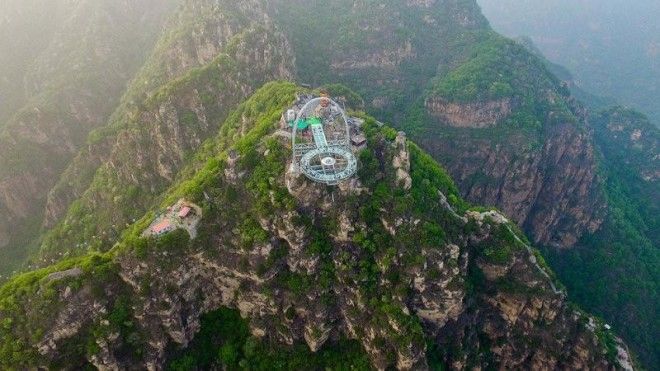 Стеклянная смотровая площадка на высоте 400 метров в Китае 36