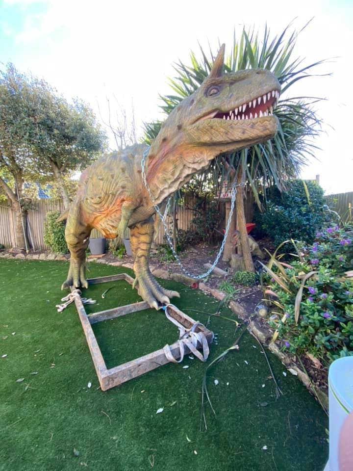 Мальчик попросил у папы игрушечного динозавра, тот заказал, но ошибся с размером. Всего на каких-то 3 метра! 42