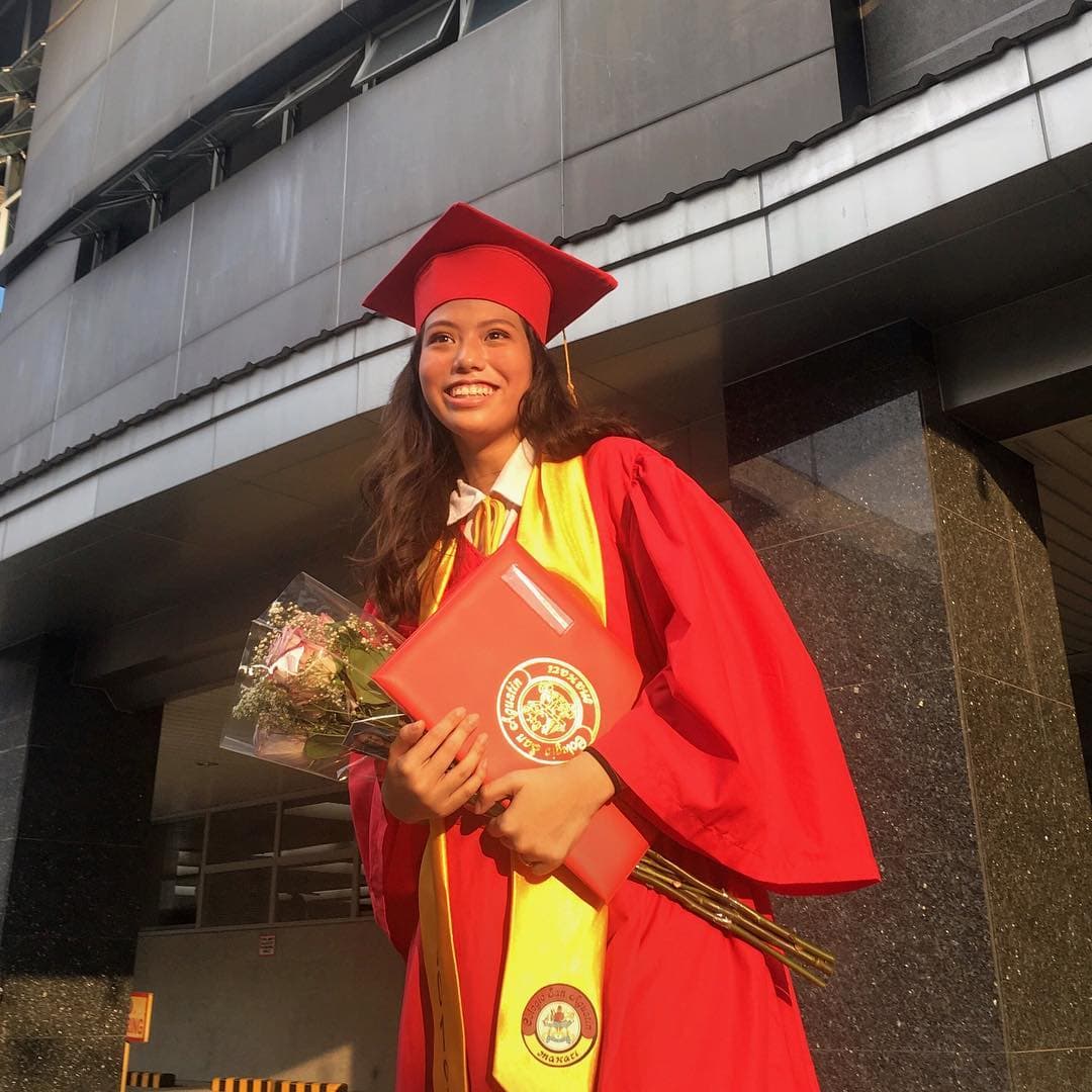 Филиппинка сама сделала себе платье на выпускной. Она сшила и расписала его вручную, создав наряд мечты 46
