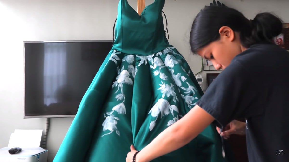 Филиппинка сама сделала себе платье на выпускной. Она сшила и расписала его вручную, создав наряд мечты 53