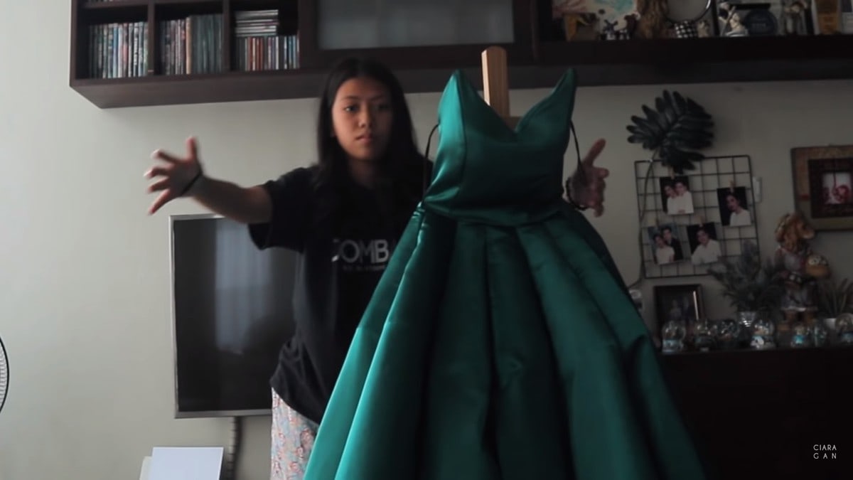 Филиппинка сама сделала себе платье на выпускной. Она сшила и расписала его вручную, создав наряд мечты 52
