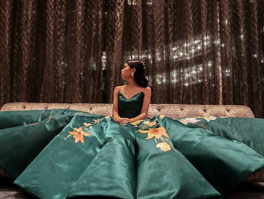 Филиппинка сама сделала себе платье на выпускной. Она сшила и расписала его вручную, создав наряд мечты 55