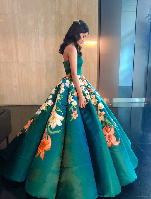 Филиппинка сама сделала себе платье на выпускной. Она сшила и расписала его вручную, создав наряд мечты 56
