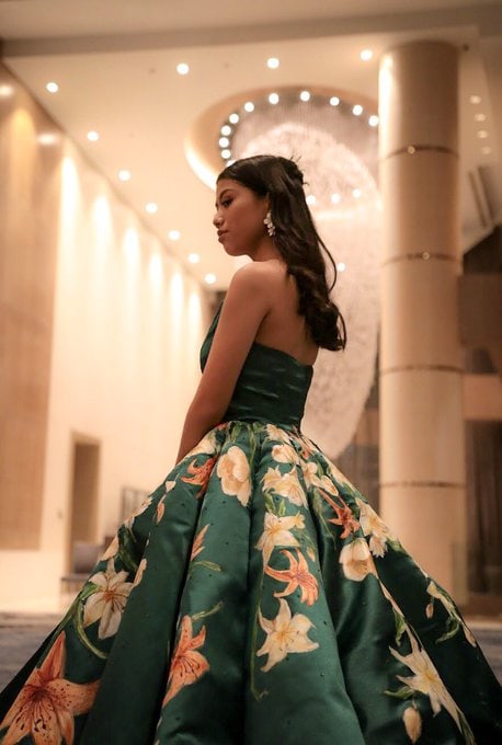 Филиппинка сама сделала себе платье на выпускной. Она сшила и расписала его вручную, создав наряд мечты 57