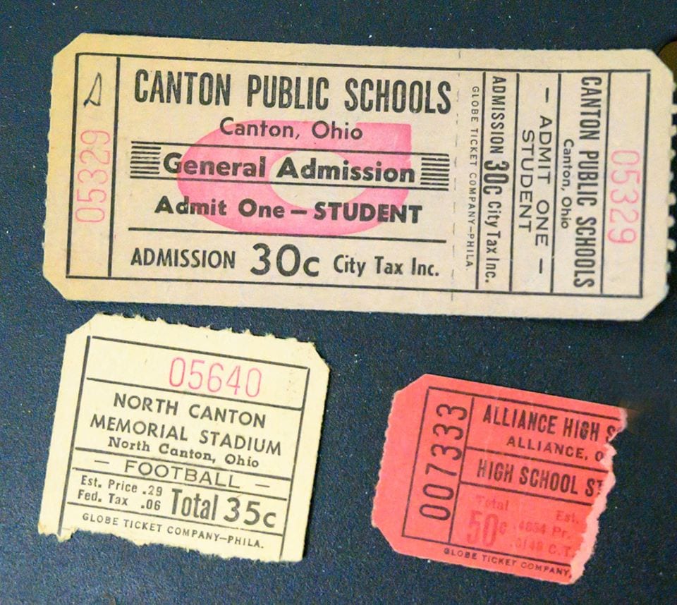 Школьный охранник обнаружил сумку, оставленную в 1957 году. Родственники хозяйки разрешили показать содержимое 78