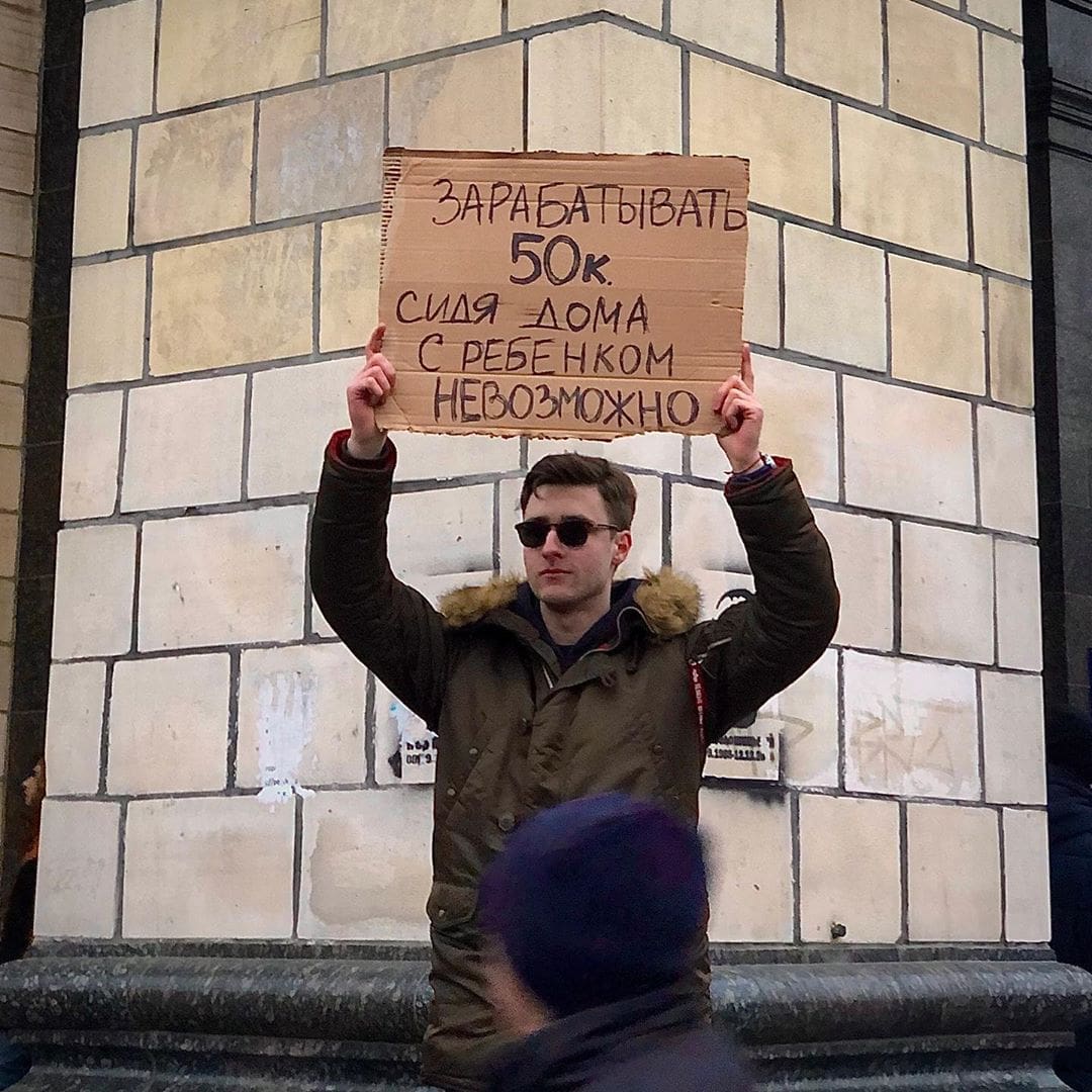 «Родственники, Viber не для открыток»: парень выходит с плакатами, протестуя против вещей, которые бесят всех 48