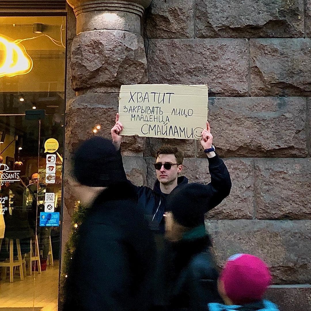 «Родственники, Viber не для открыток»: парень выходит с плакатами, протестуя против вещей, которые бесят всех 47