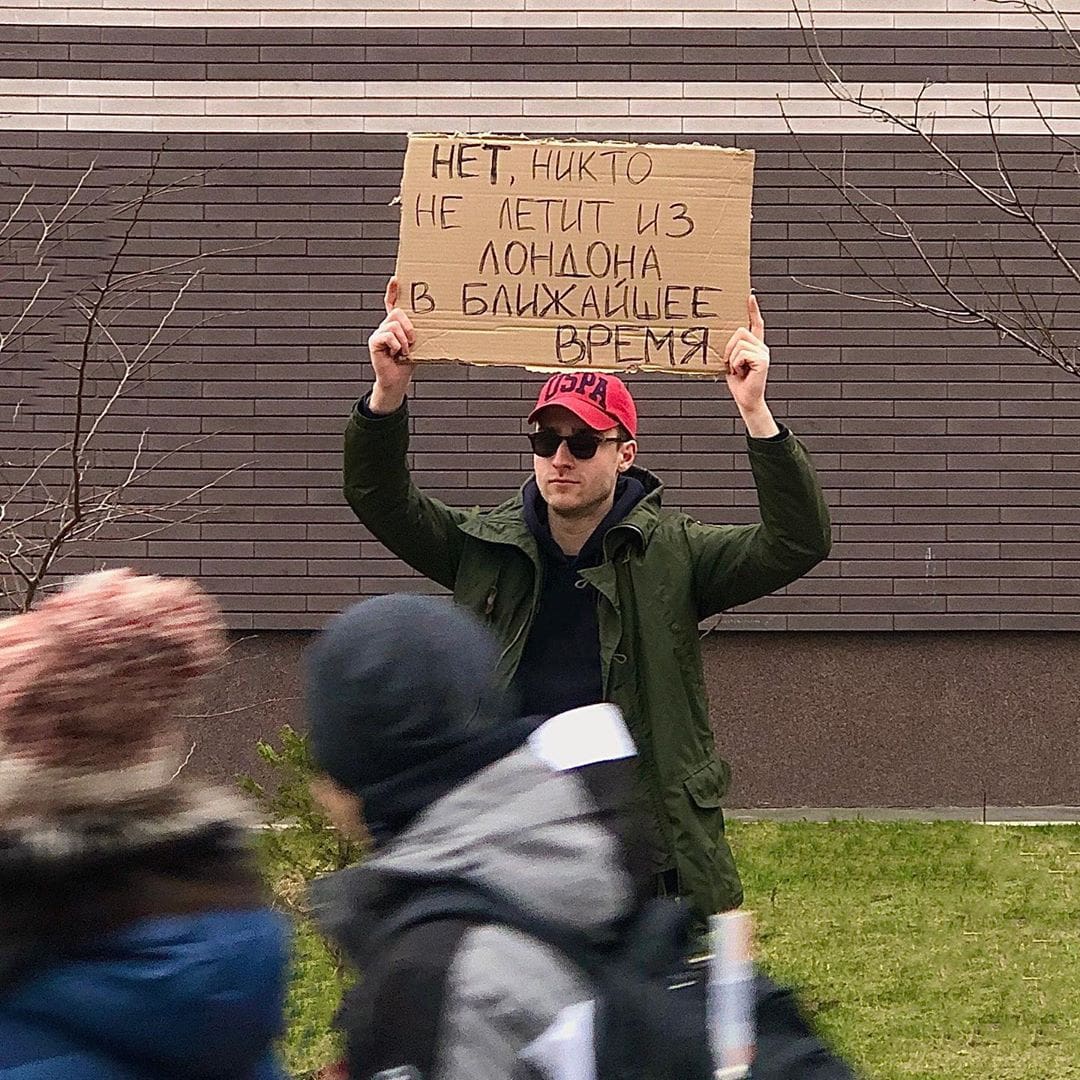 «Родственники, Viber не для открыток»: парень выходит с плакатами, протестуя против вещей, которые бесят всех 49