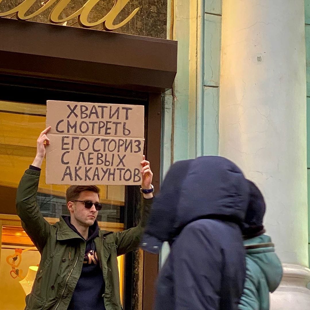 «Родственники, Viber не для открыток»: парень выходит с плакатами, протестуя против вещей, которые бесят всех 54