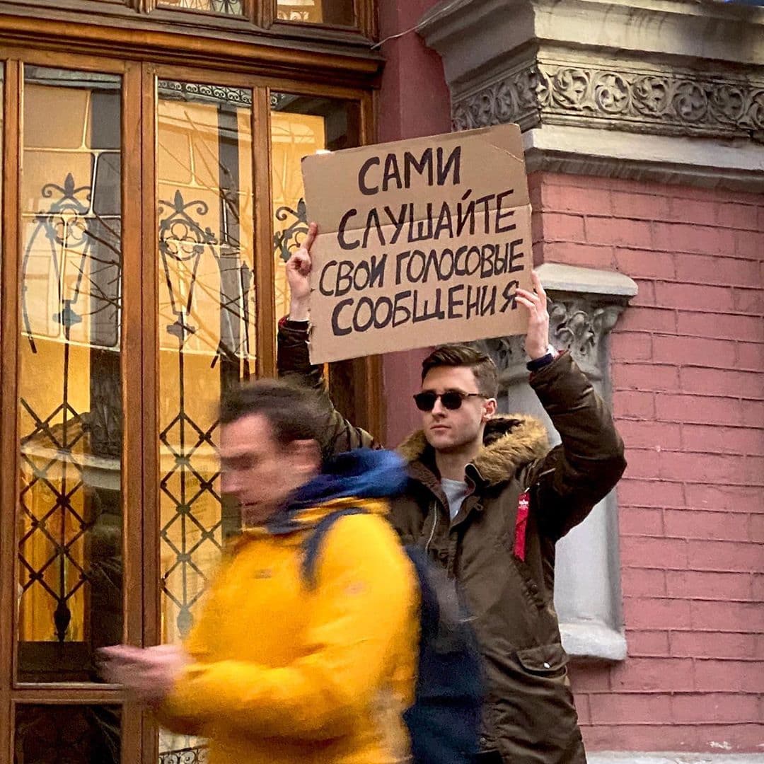 «Родственники, Viber не для открыток»: парень выходит с плакатами, протестуя против вещей, которые бесят всех 53