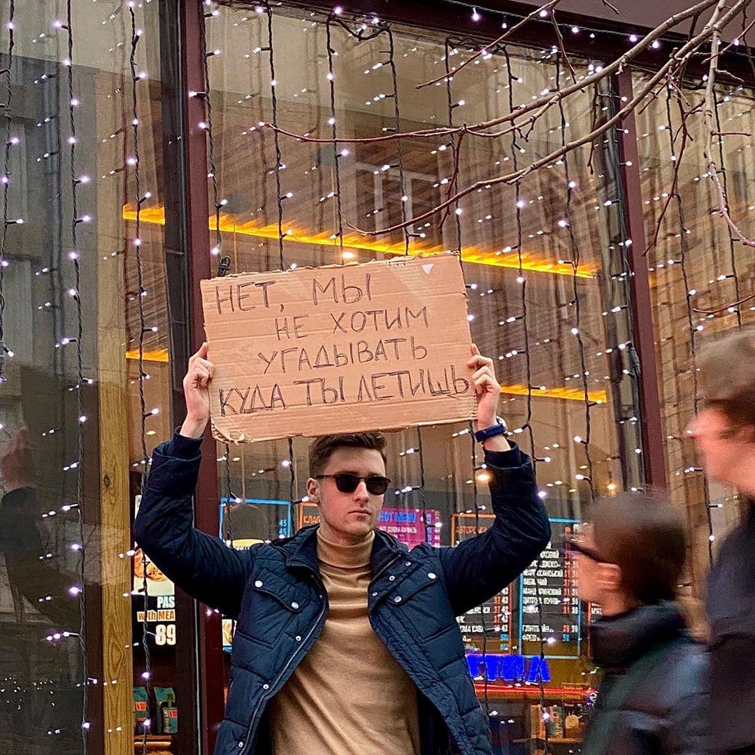 «Родственники, Viber не для открыток»: парень выходит с плакатами, протестуя против вещей, которые бесят всех 52