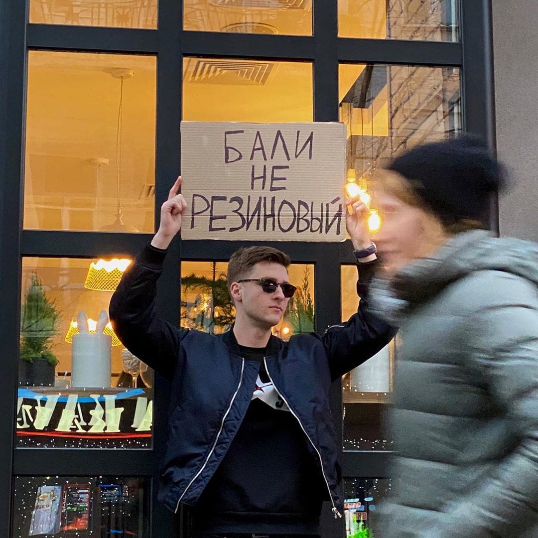 «Родственники, Viber не для открыток»: парень выходит с плакатами, протестуя против вещей, которые бесят всех 51