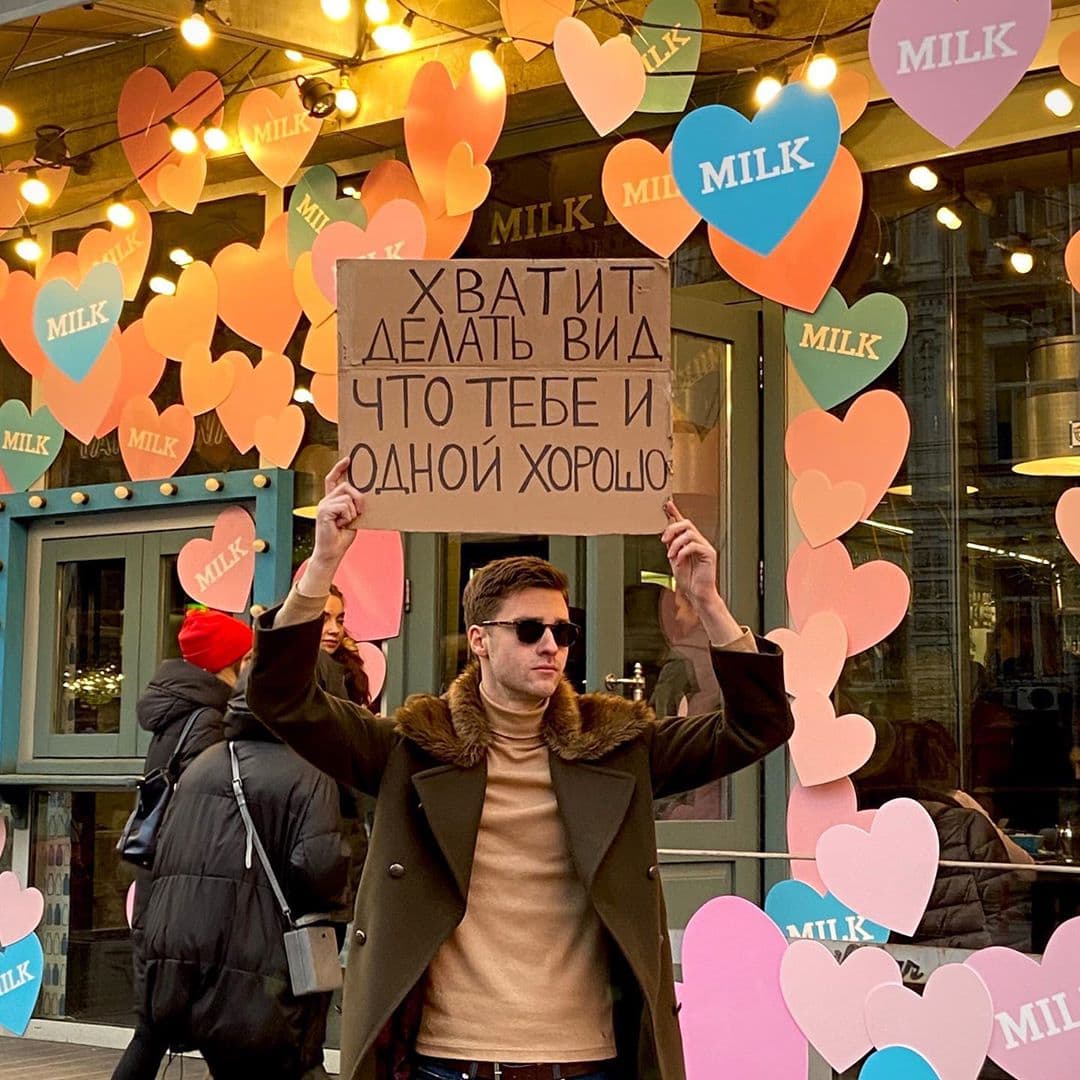 «Родственники, Viber не для открыток»: парень выходит с плакатами, протестуя против вещей, которые бесят всех 58