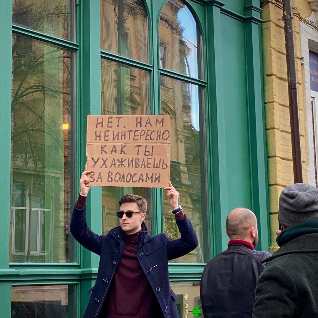 «Родственники, Viber не для открыток»: парень выходит с плакатами, протестуя против вещей, которые бесят всех 55