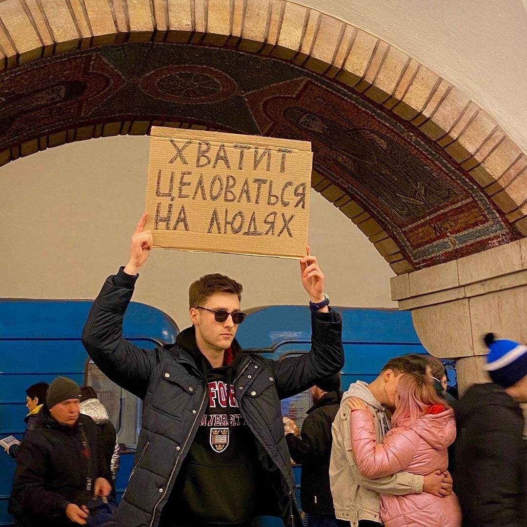 «Родственники, Viber не для открыток»: парень выходит с плакатами, протестуя против вещей, которые бесят всех 56