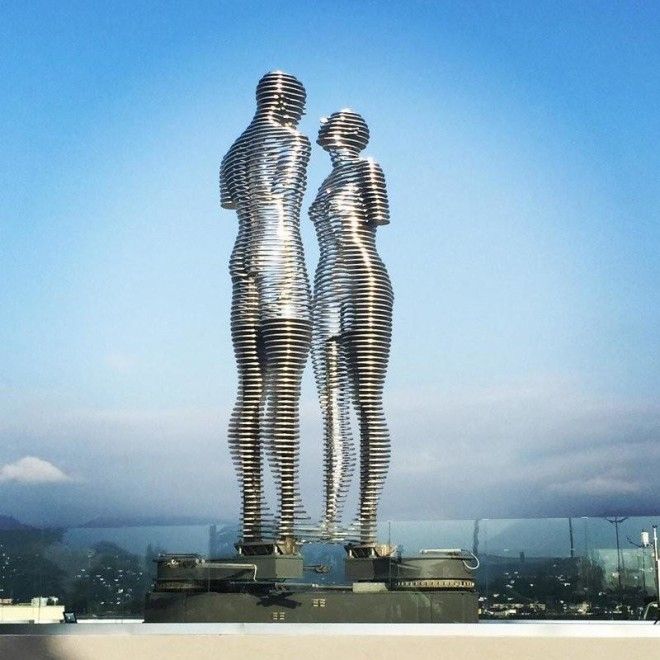 Ежедневно эти огромные 8-метровые статуи проезжают друг через друга, символизируя утраченную любовь 13