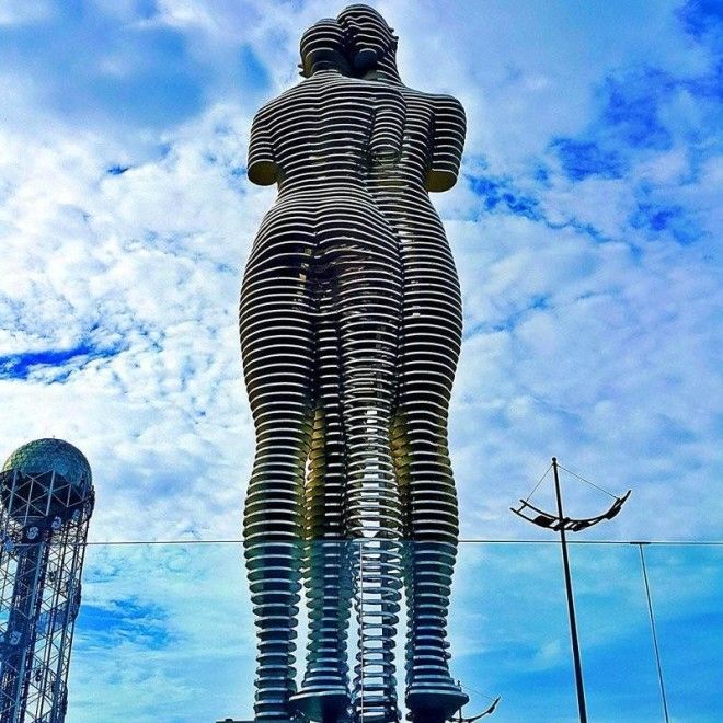 Ежедневно эти огромные 8-метровые статуи проезжают друг через друга, символизируя утраченную любовь 14