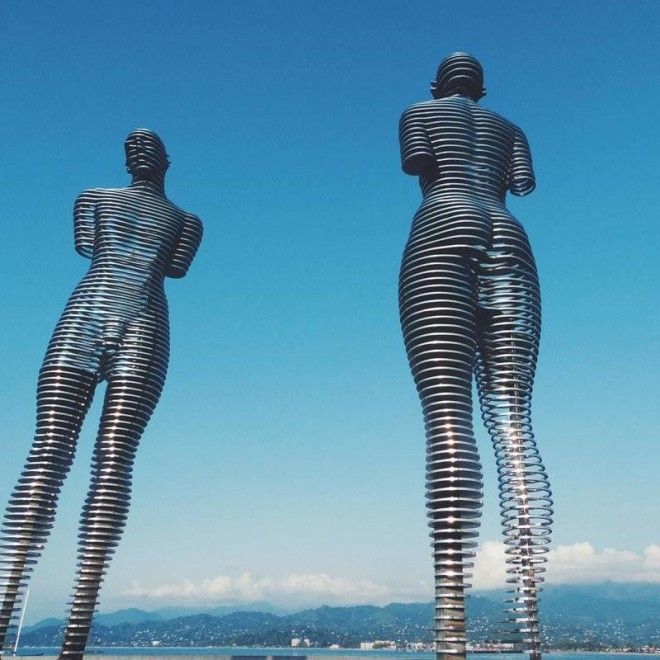 Ежедневно эти огромные 8-метровые статуи проезжают друг через друга, символизируя утраченную любовь 15
