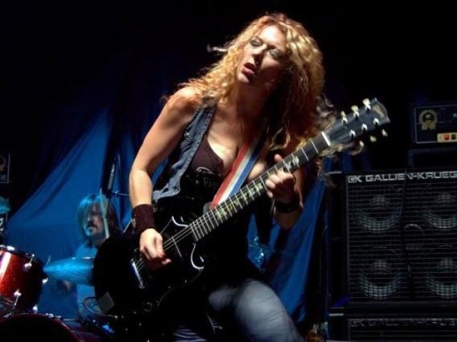 12 самых сексуальных гитаристок в мире рок-н-ролла 46