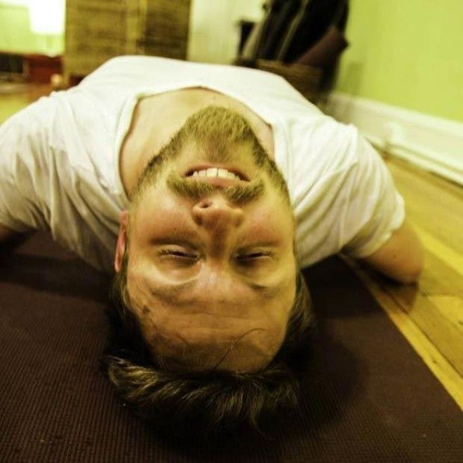 Реальное лицо йоги: фотограф снимает смешные и нелепые лица людей во время занятий йогой 44