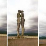 Ежедневно эти огромные 8-метровые статуи проезжают друг через друга, символизируя утраченную любовь