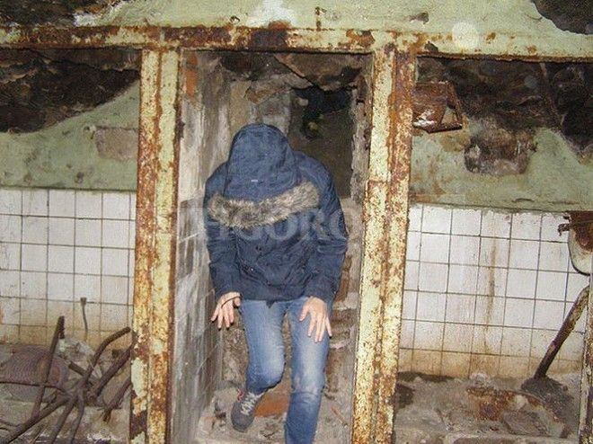 Эти люди обнаружили у себя на кухне странное подземелье 39