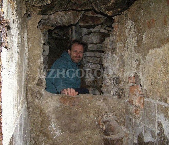 Эти люди обнаружили у себя на кухне странное подземелье 44