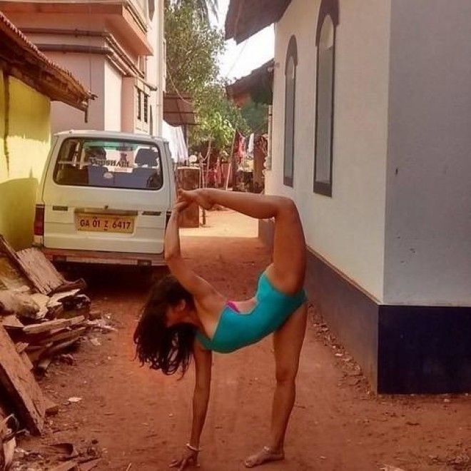 Инструктор по йоге из Индии публикует фото в разных йогических позах 47