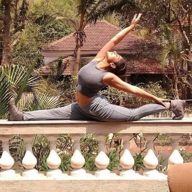 Инструктор по йоге из Индии публикует фото в разных йогических позах 39