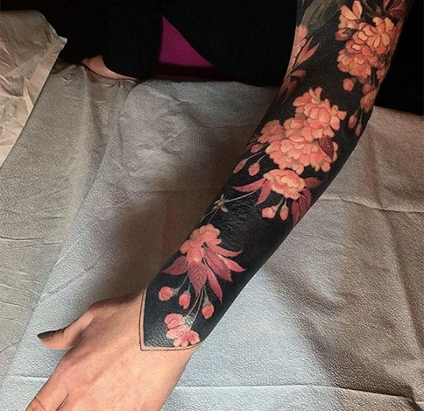 Цветочные тату на чёрном фоне, которые превращают части тела в искусство 54